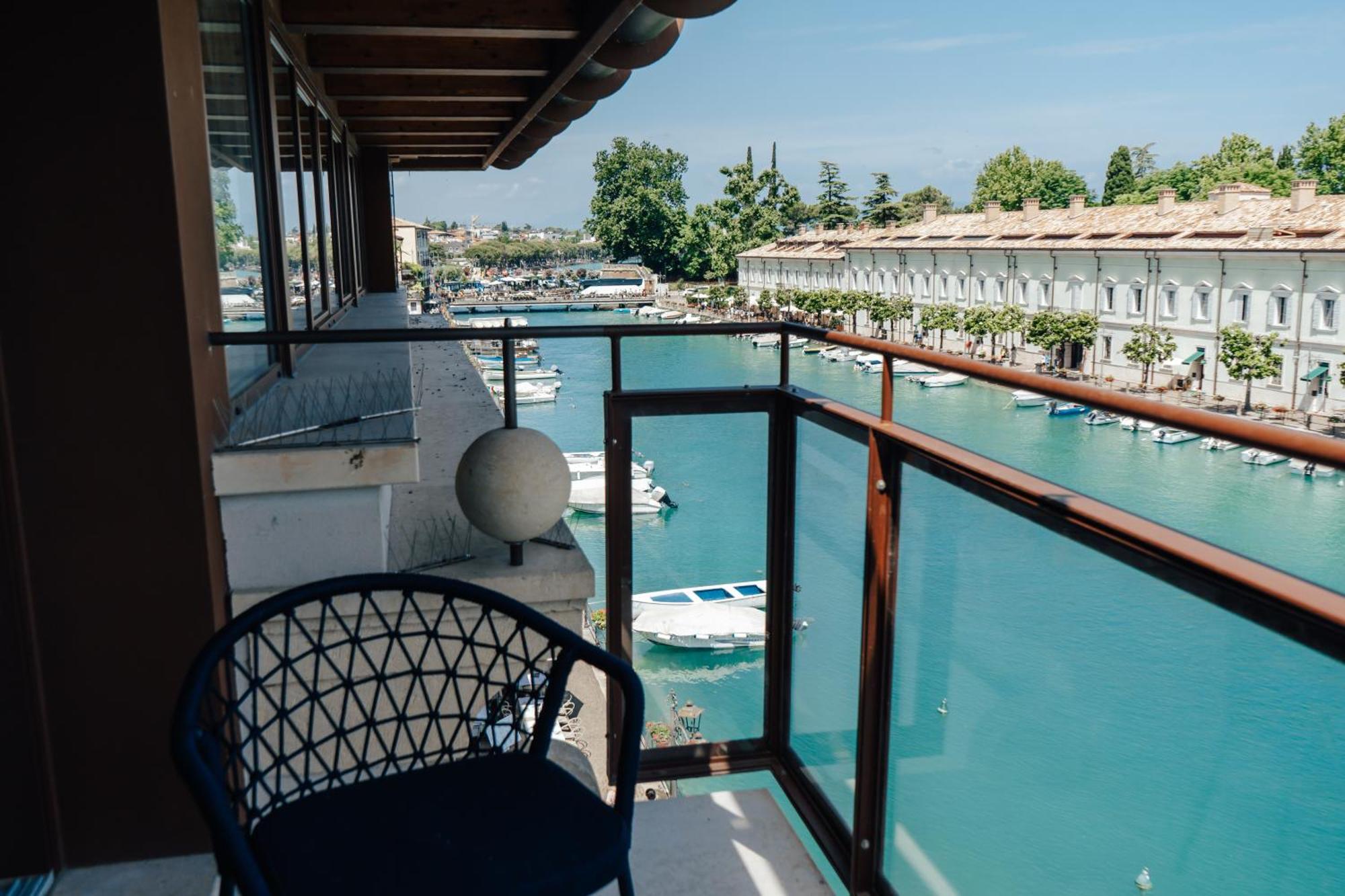 C House Rooms Lake Peschiera del Garda Exterior photo