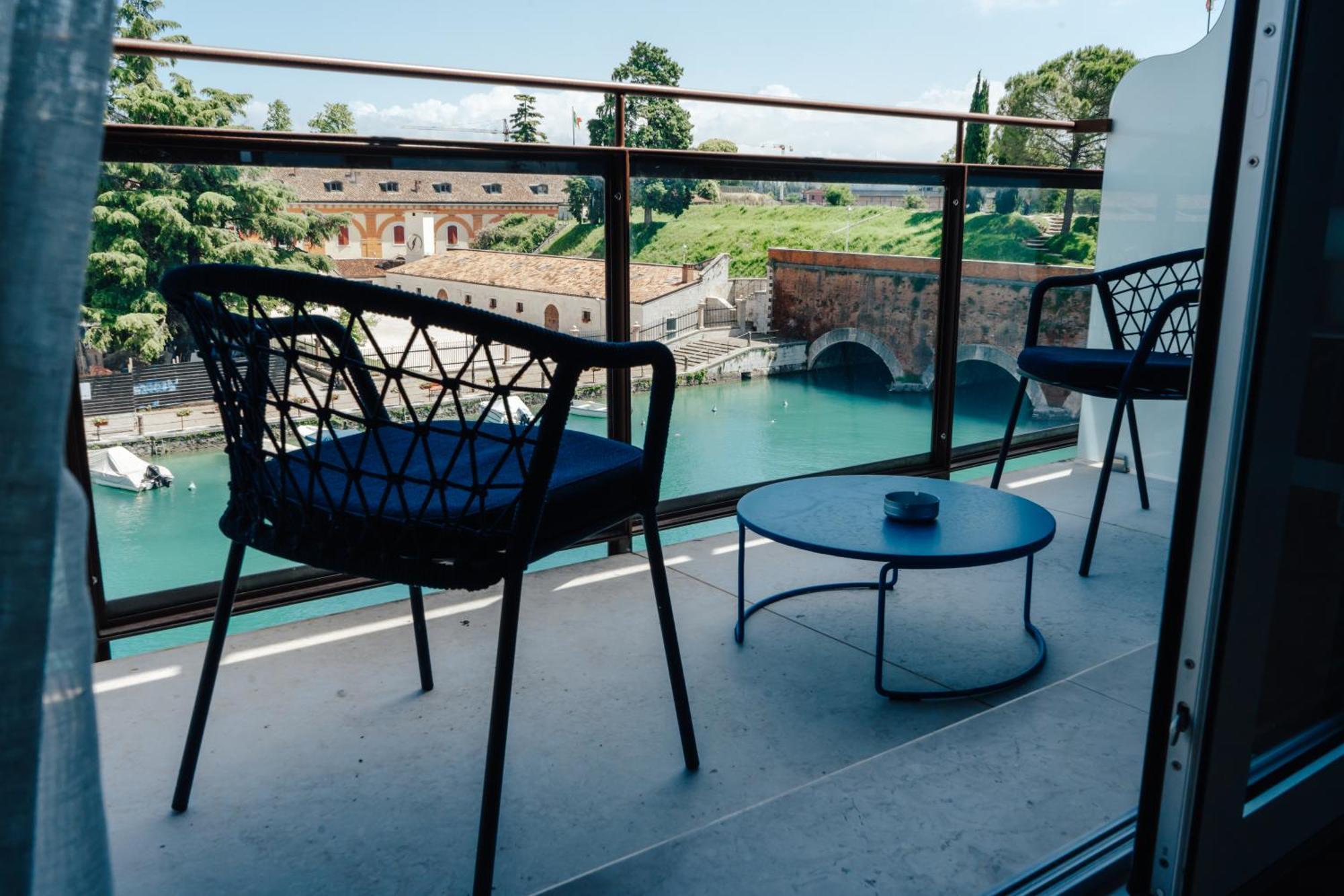 C House Rooms Lake Peschiera del Garda Exterior photo