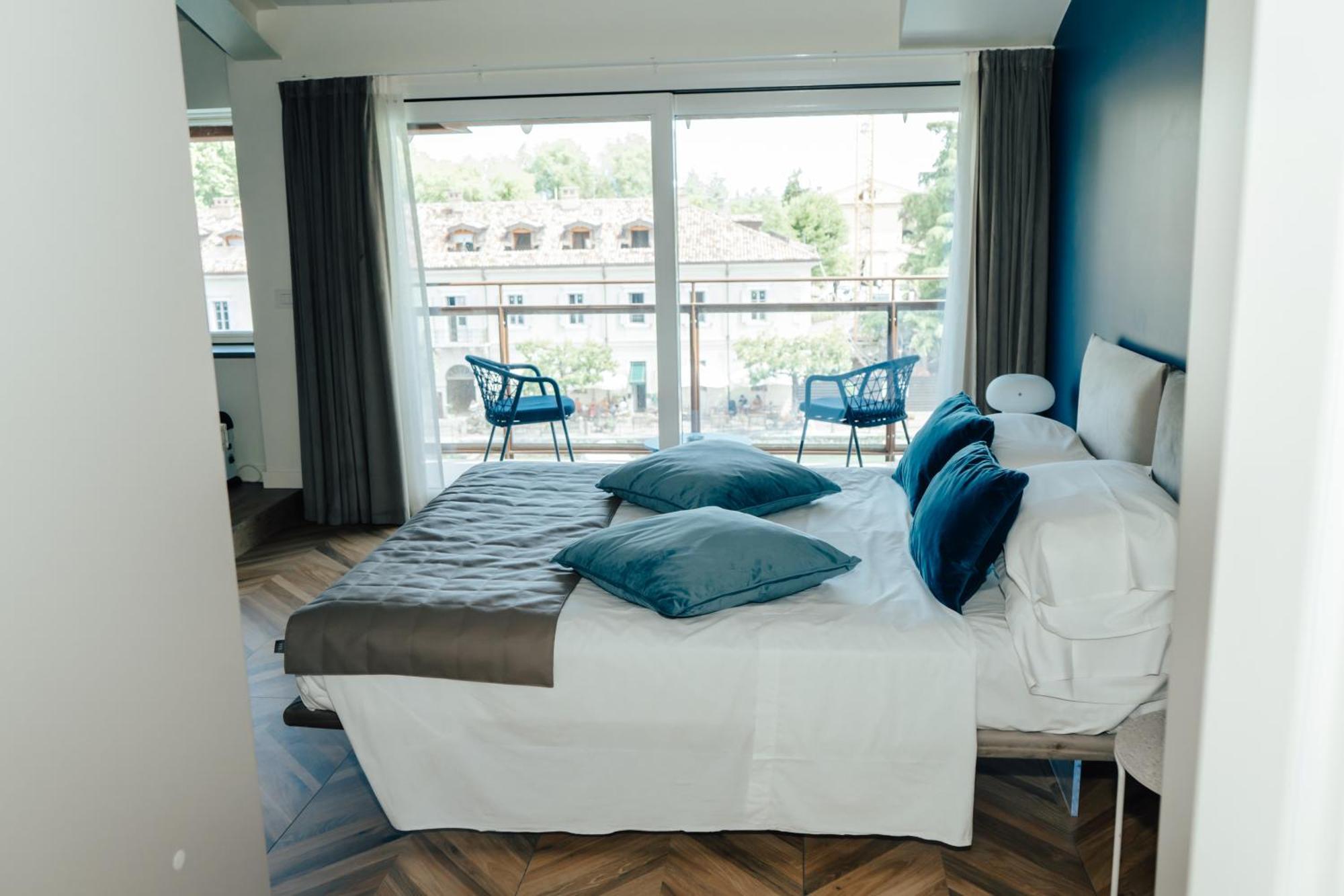 C House Rooms Lake Peschiera del Garda Exterior photo