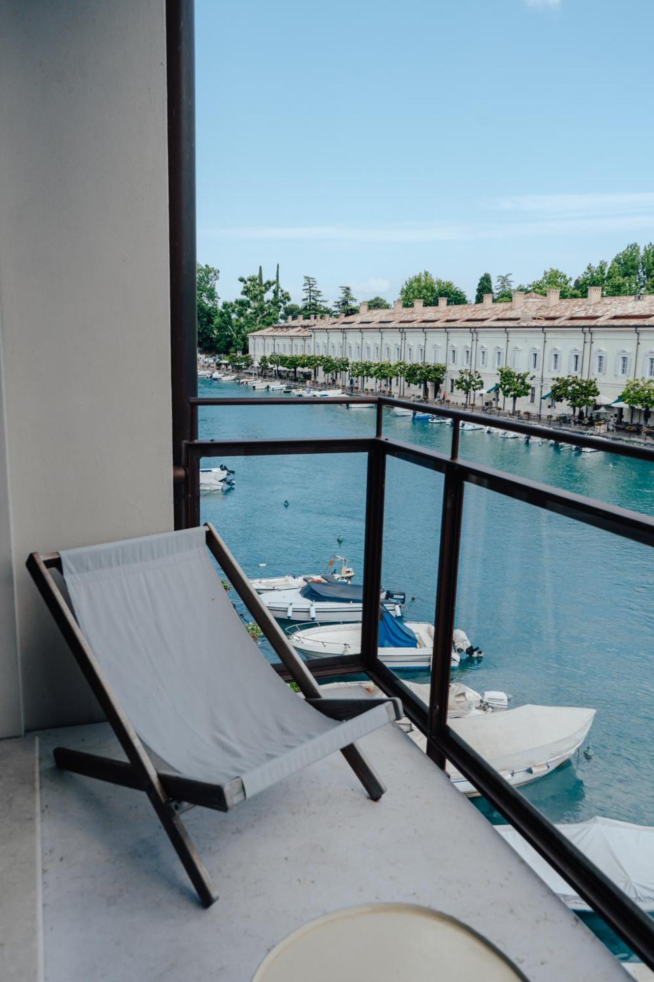 C House Rooms Lake Peschiera del Garda Exterior photo