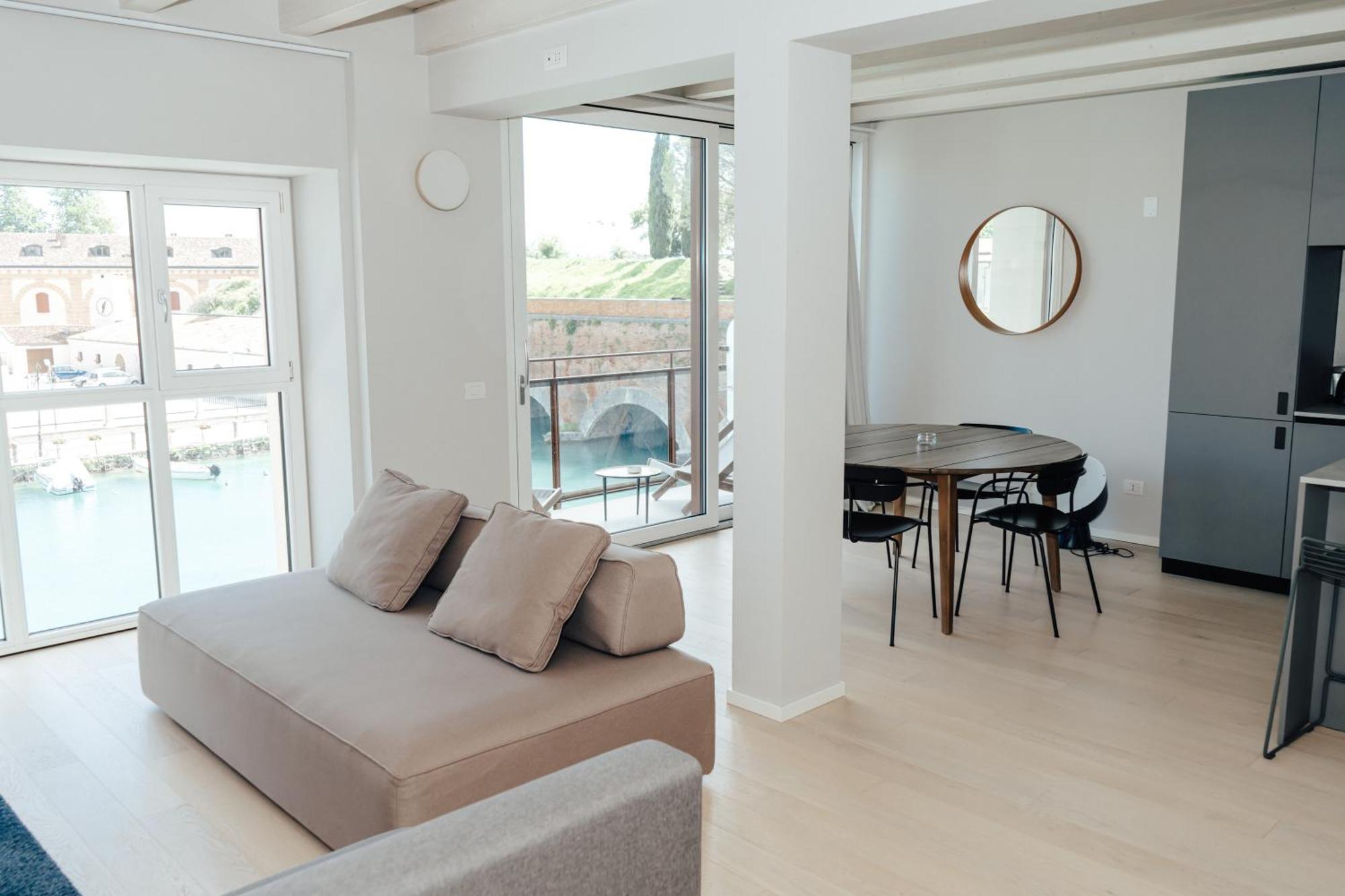 C House Rooms Lake Peschiera del Garda Exterior photo