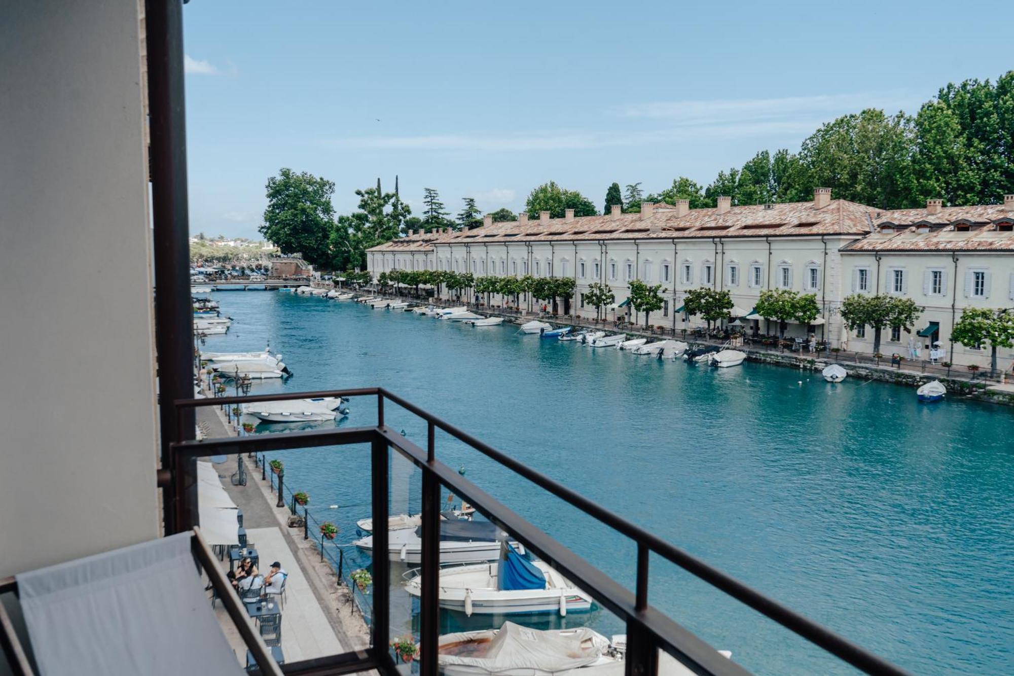 C House Rooms Lake Peschiera del Garda Exterior photo