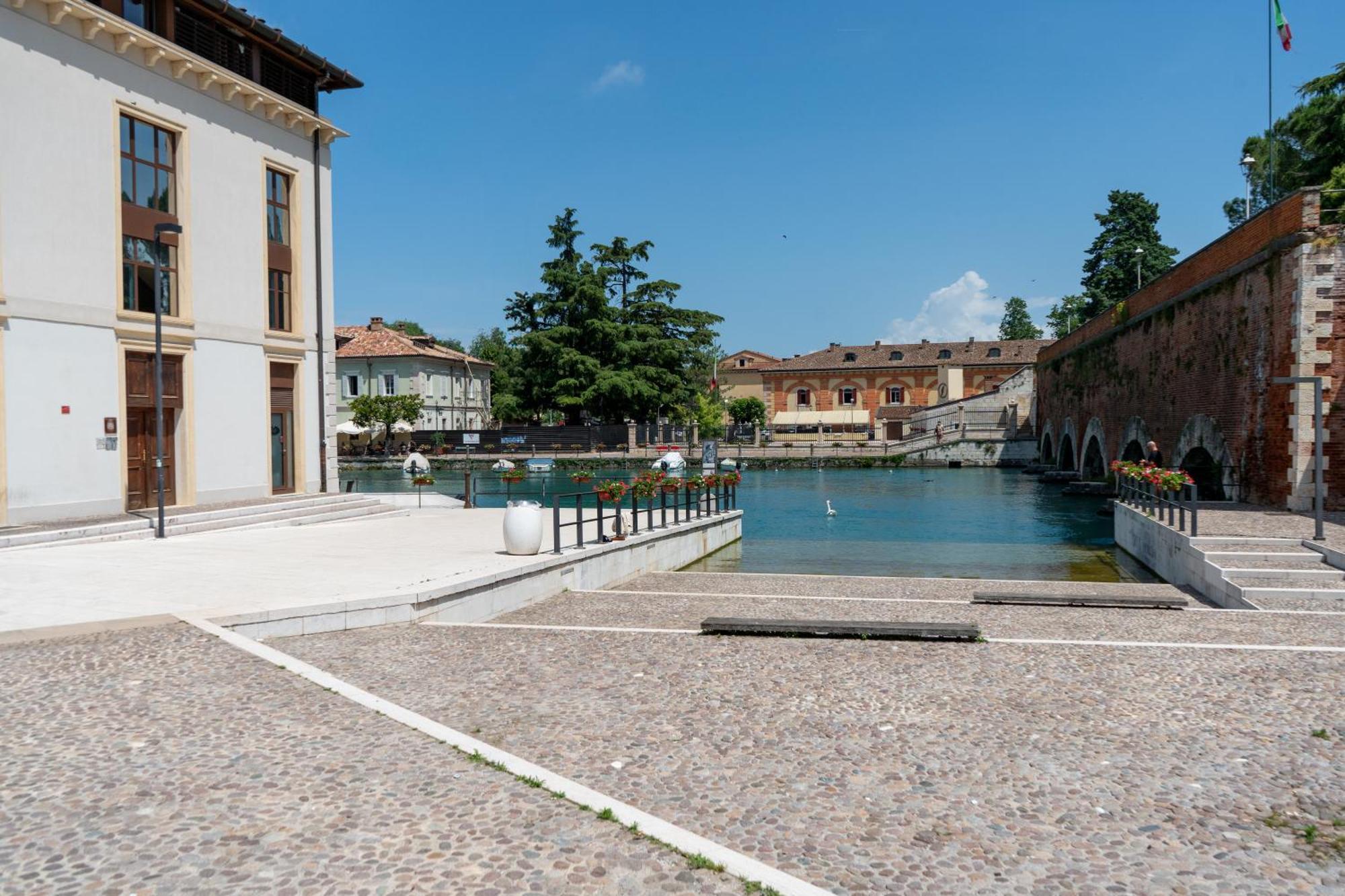 C House Rooms Lake Peschiera del Garda Exterior photo