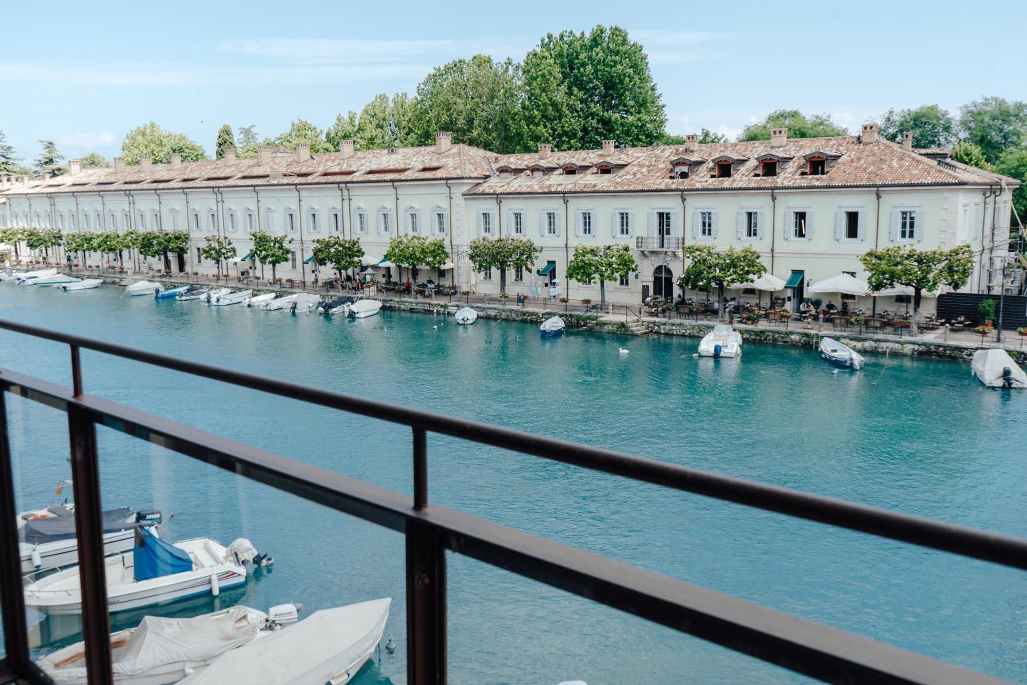 C House Rooms Lake Peschiera del Garda Exterior photo