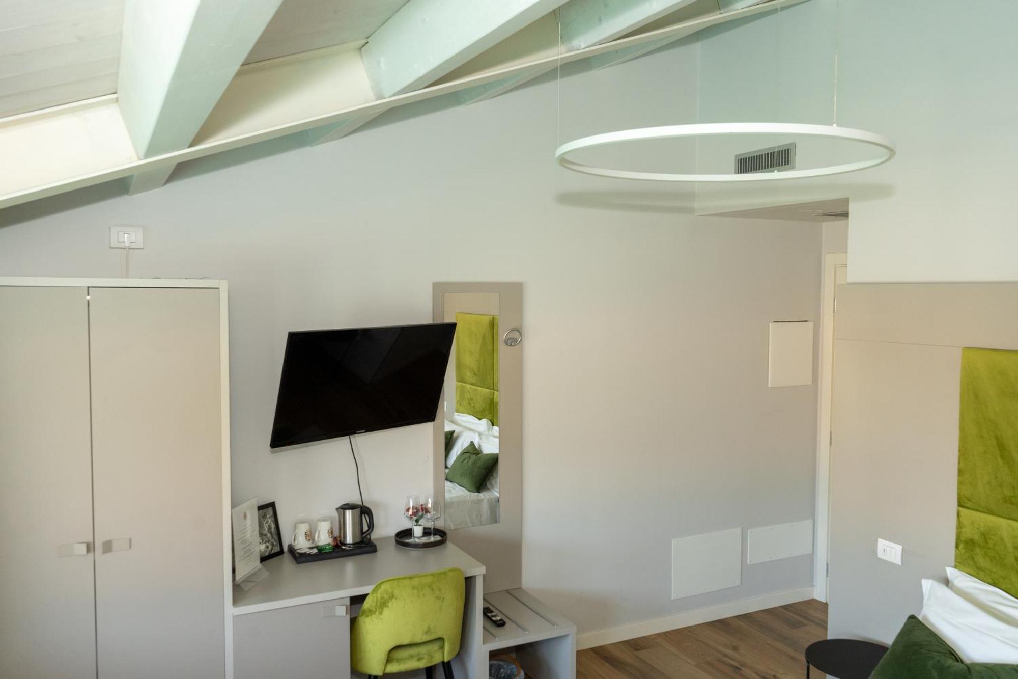 C House Rooms Lake Peschiera del Garda Exterior photo
