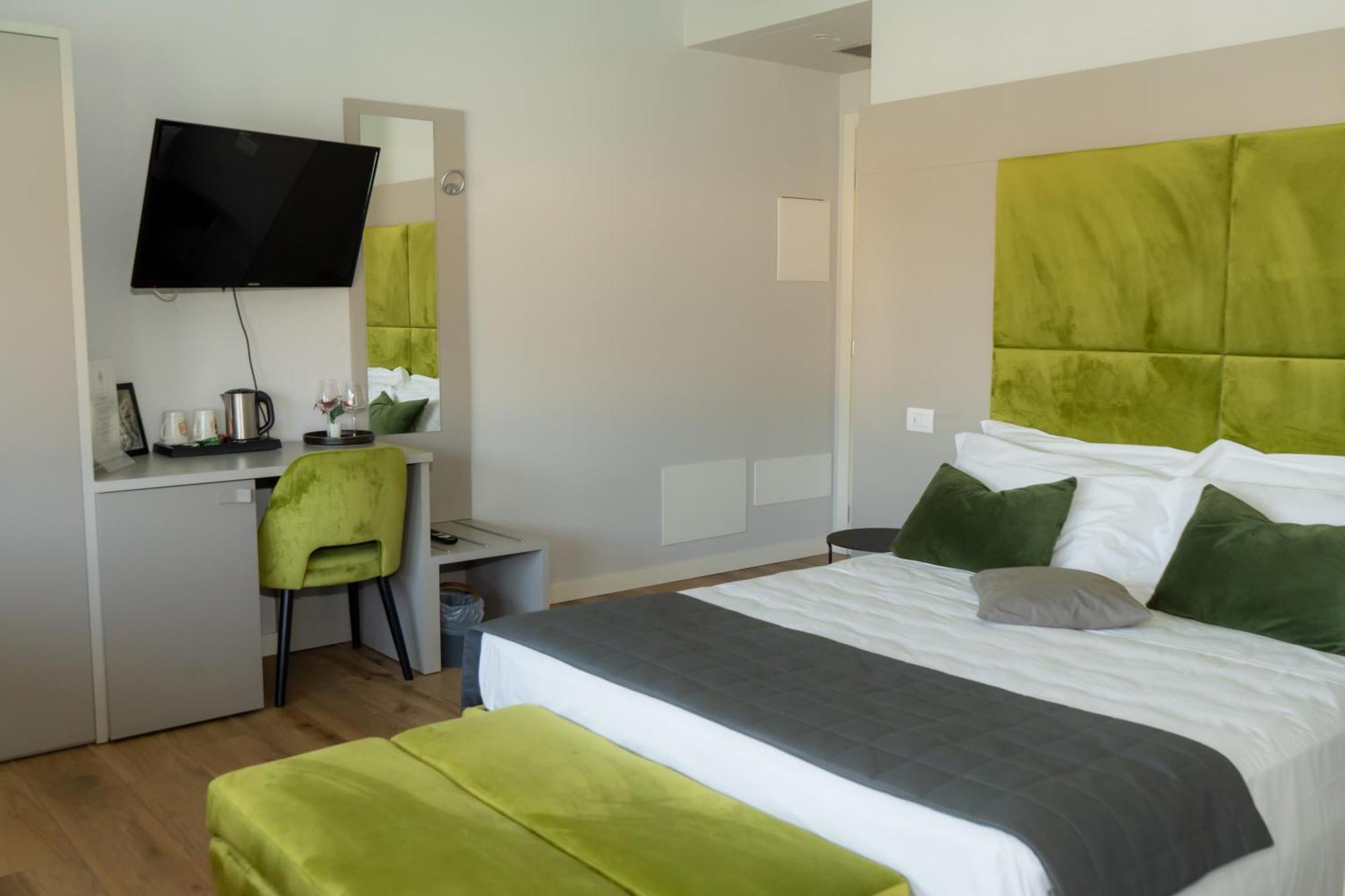 C House Rooms Lake Peschiera del Garda Exterior photo