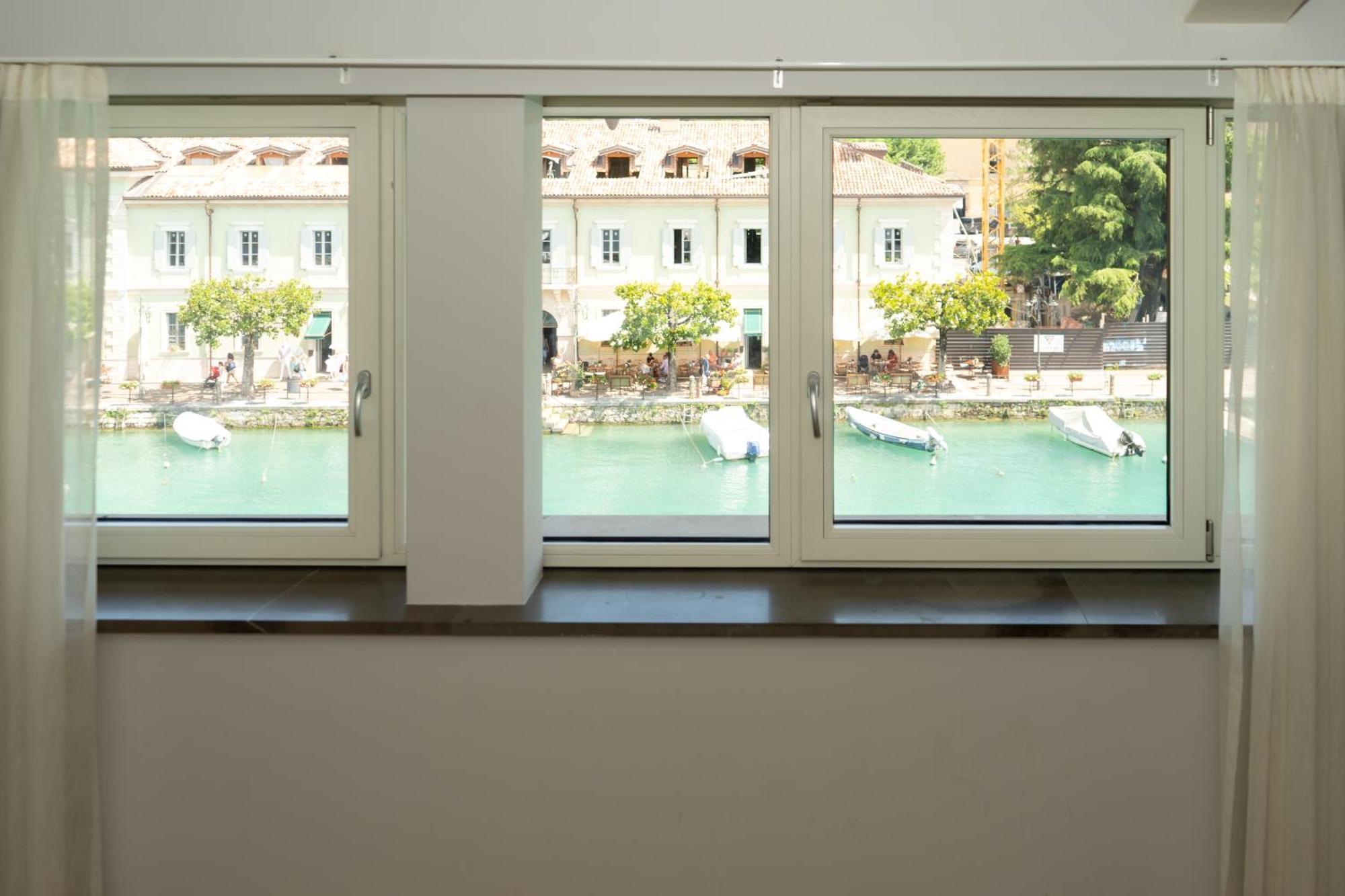 C House Rooms Lake Peschiera del Garda Exterior photo
