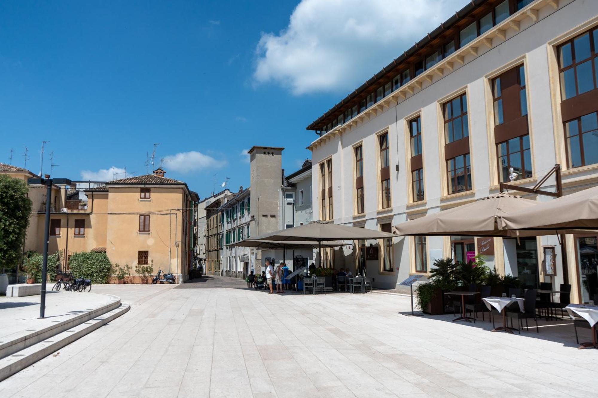 C House Rooms Lake Peschiera del Garda Exterior photo