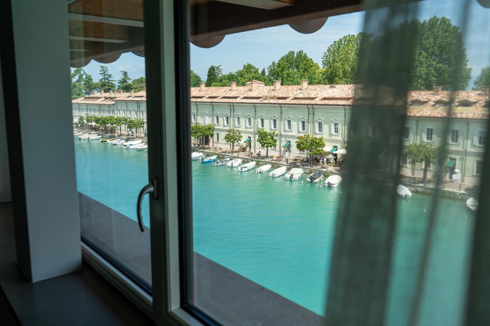 C House Rooms Lake Peschiera del Garda Exterior photo