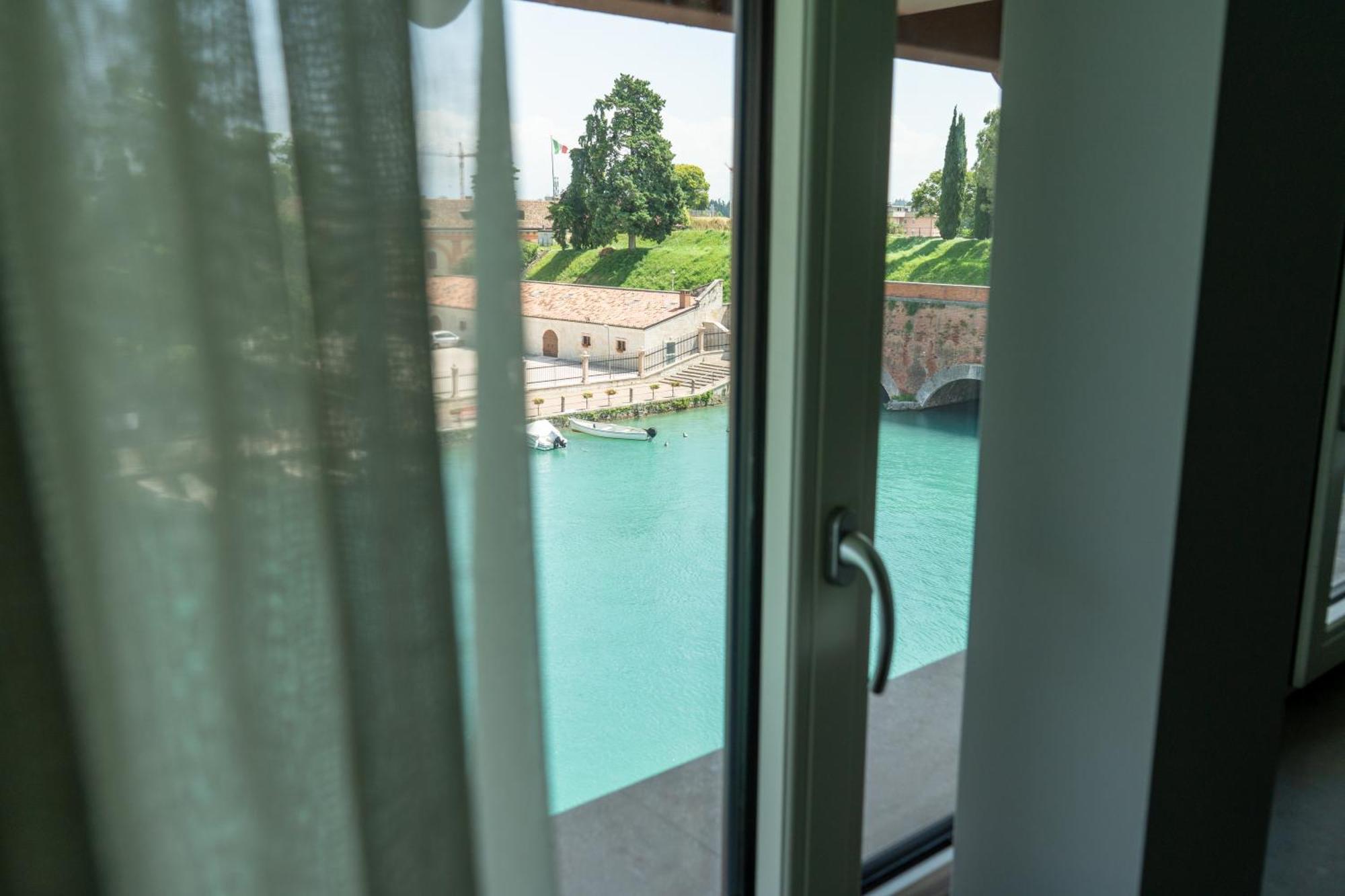 C House Rooms Lake Peschiera del Garda Exterior photo