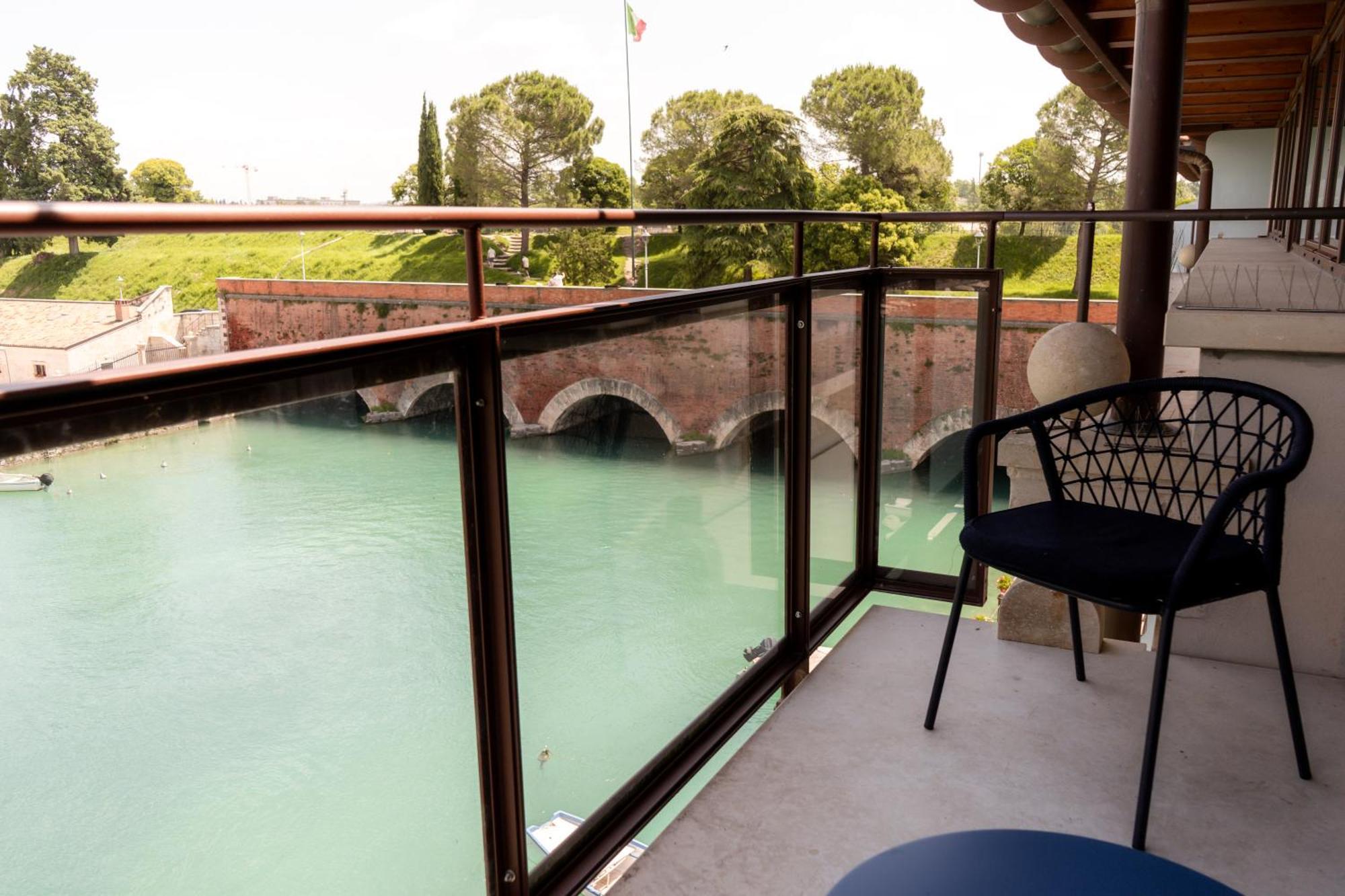 C House Rooms Lake Peschiera del Garda Exterior photo