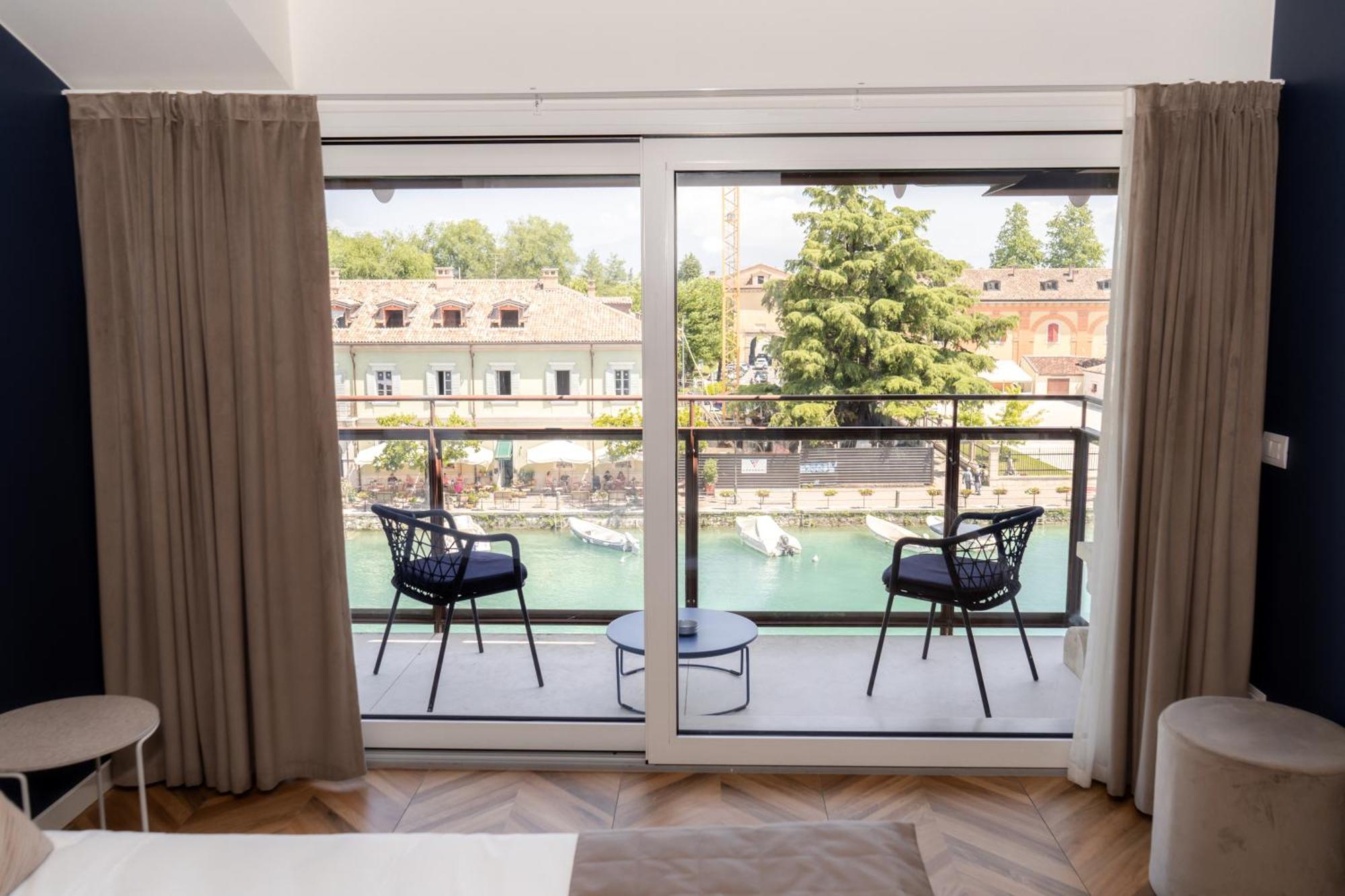 C House Rooms Lake Peschiera del Garda Exterior photo