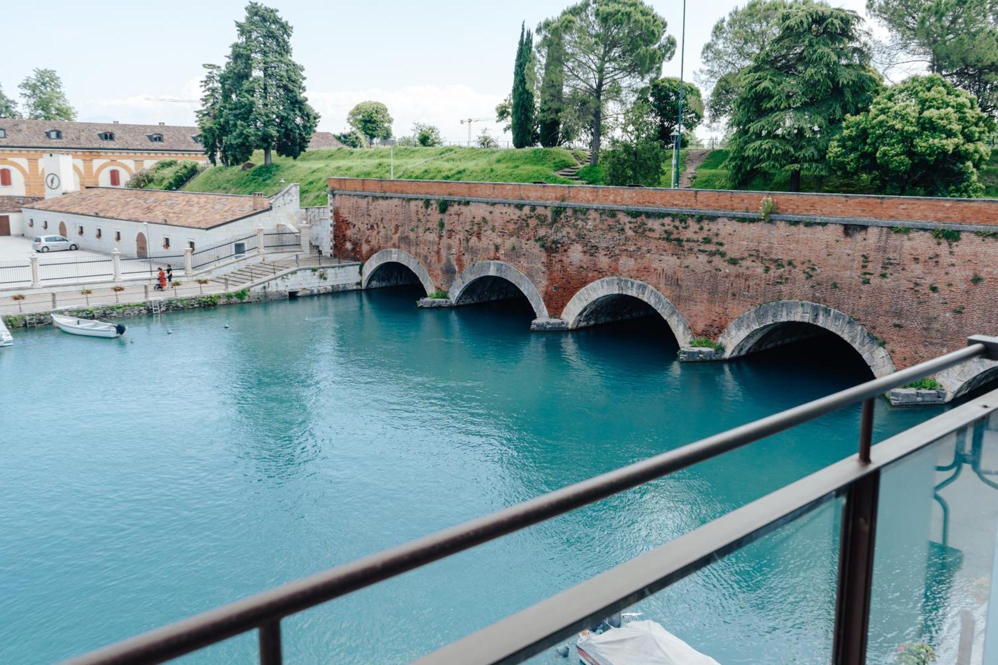 C House Rooms Lake Peschiera del Garda Exterior photo